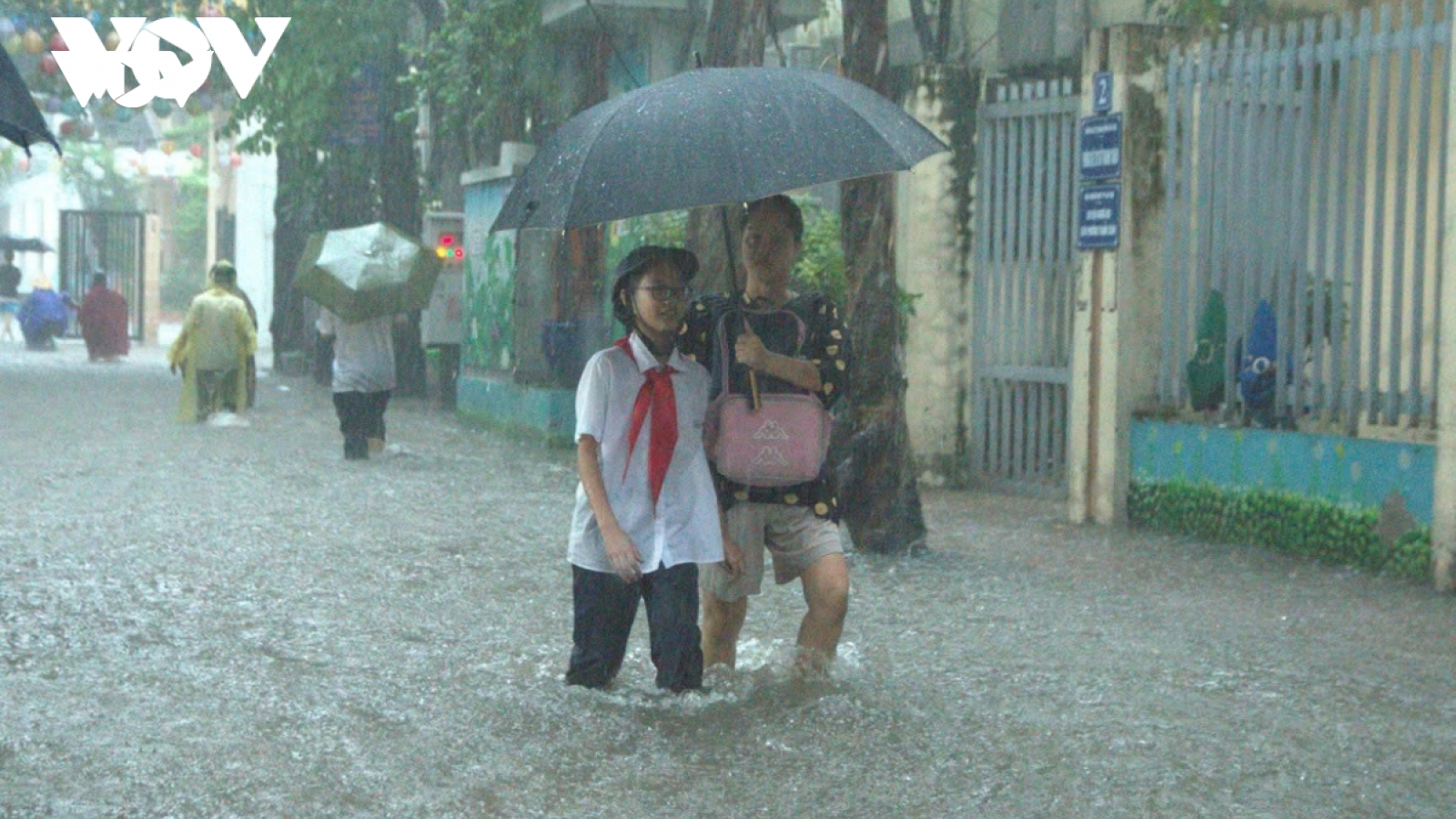 Lo ngại mưa to do bão số 11, một số trường ở Hà Nội chuyển sang học trực tuyến