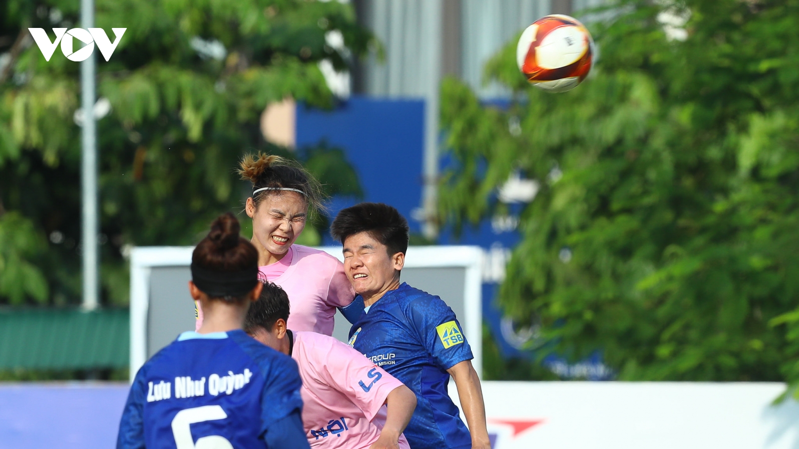 Bóng đá nữ Việt Nam phải điều chỉnh lịch thi đấu do mưa lớn