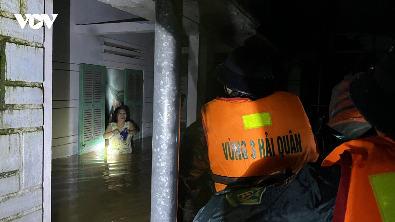 Hải quân dùng phương tiện đặc chủng tiếp cận vùng ngập sâu cứu trợ người dân