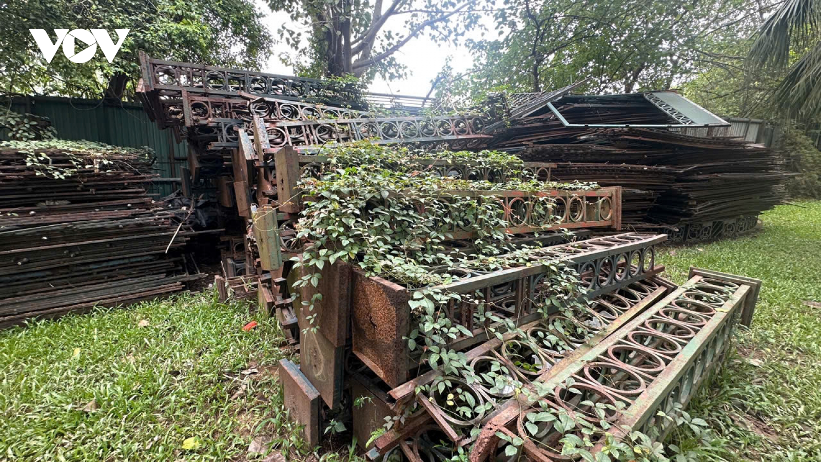 Hàng rào Công viên Thống Nhất sau khi hạ giải thành đống sắt rỉ, lãng phí