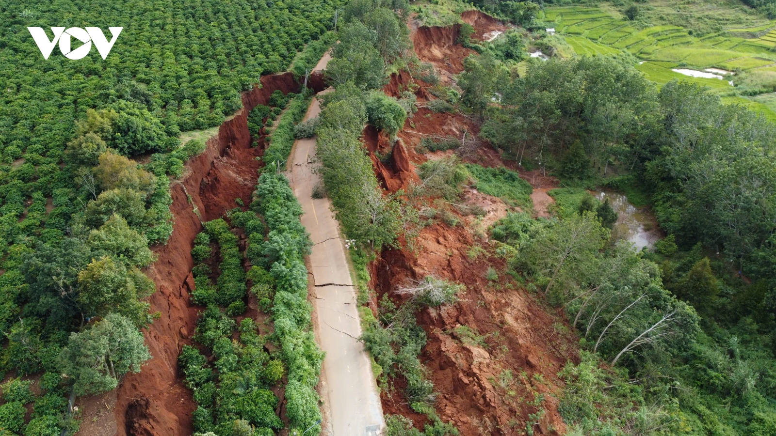 Sạt lở nghiêm trọng tuyến đường vào Trạm 500kV Ia Ly, đe dọa an toàn người dân
