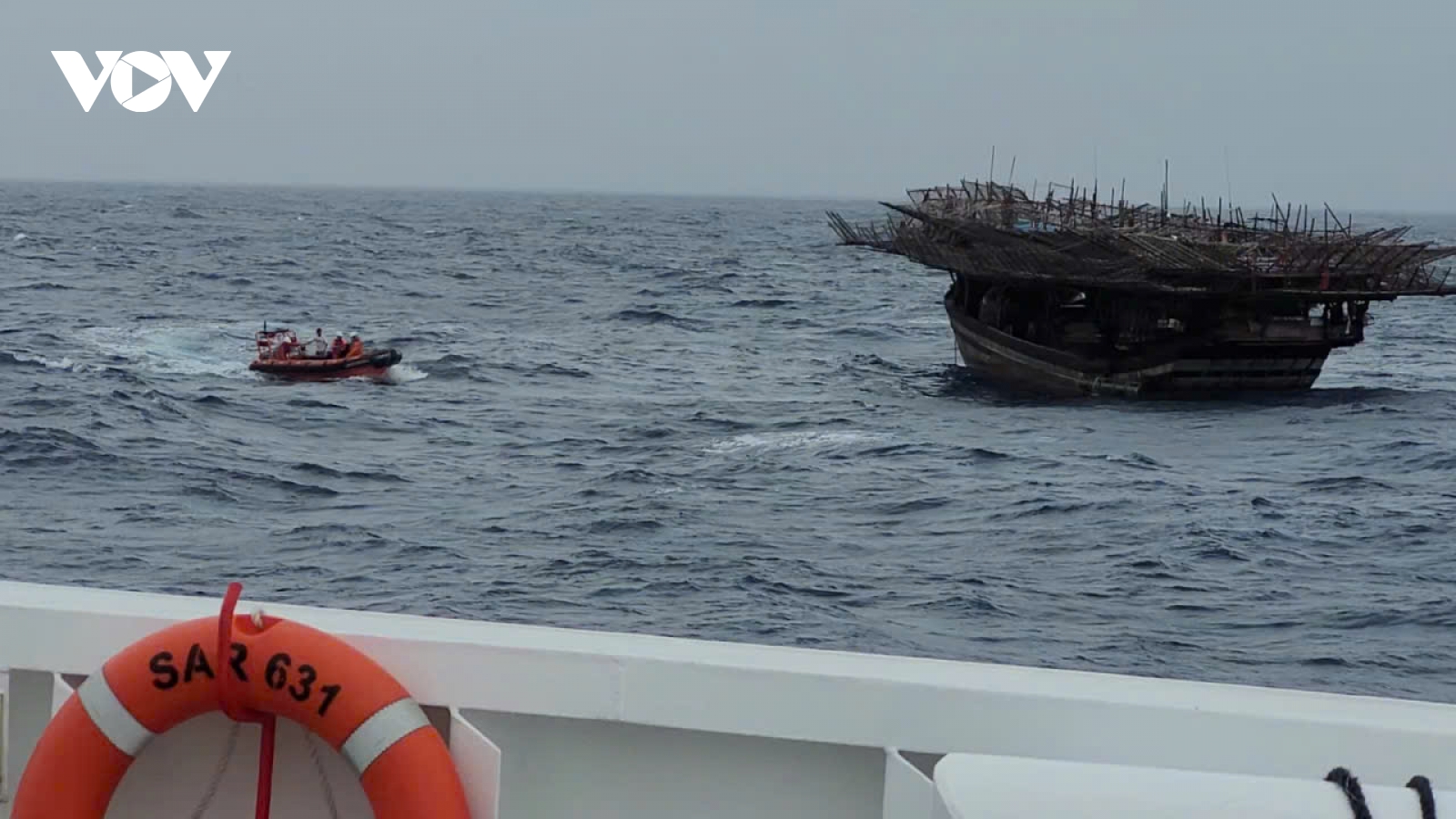Vượt sóng gió bão số 12, tàu SAR 631 cứu ngư dân Đà Nẵng bị chấn thương sọ não