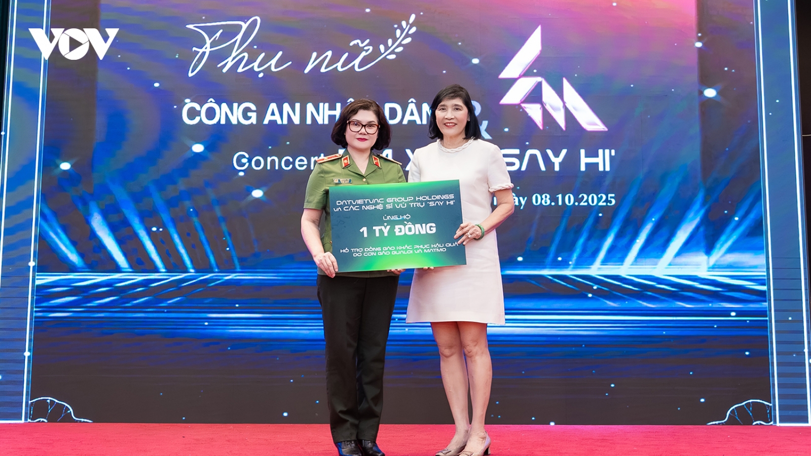 Dàn nghệ sĩ “Say hi” ủng hộ 1 tỷ đồng giúp người dân khắc phục hậu quả bão lũ