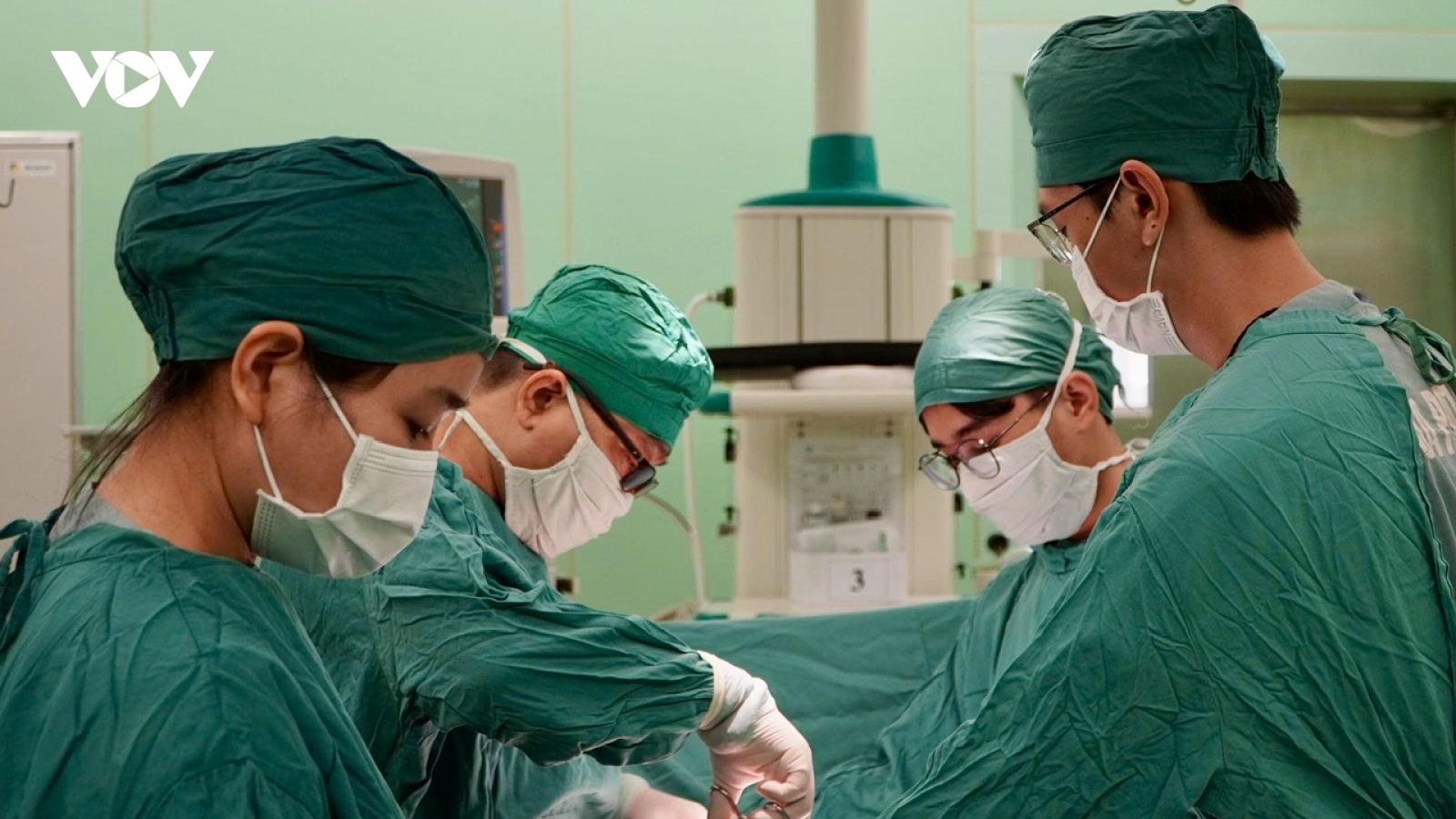 Cứu sống bệnh nhân hoại tử gần 5 mét ruột non do tắc mạch hiếm gặp