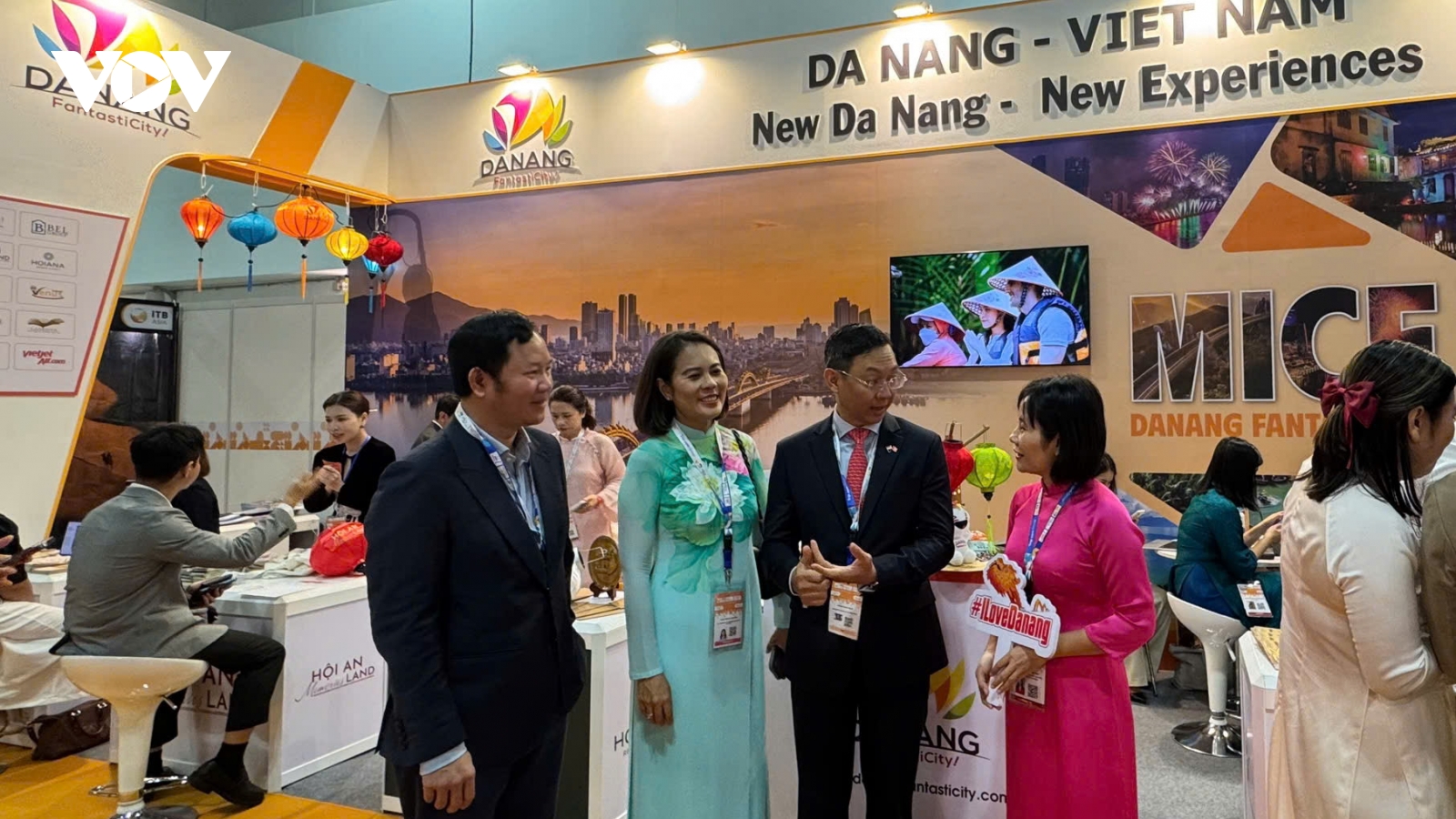 Trưng bày gian hàng du lịch "Đà Nẵng mới - Trải nghiệm mới" tại Singapore