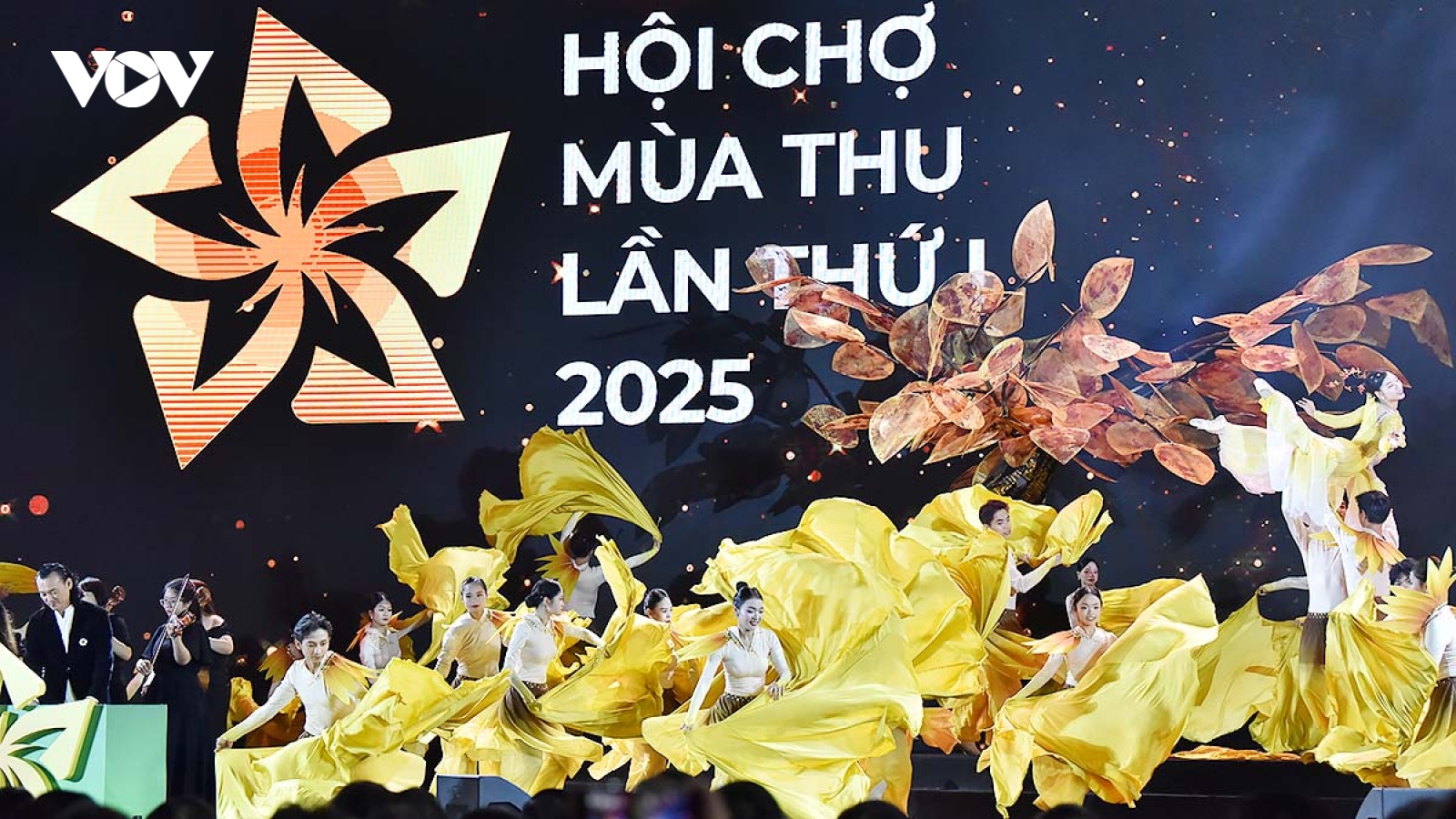Rực rỡ chương trình nghệ thuật đêm khai mạc Hội chợ Mùa Thu lần thứ nhất - 2025