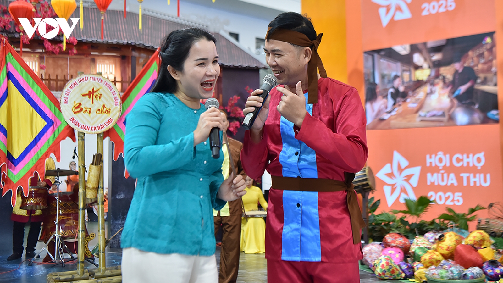 Khách tham quan hào hứng nghe hát bài chòi tại Hội chợ Mùa Thu 2025