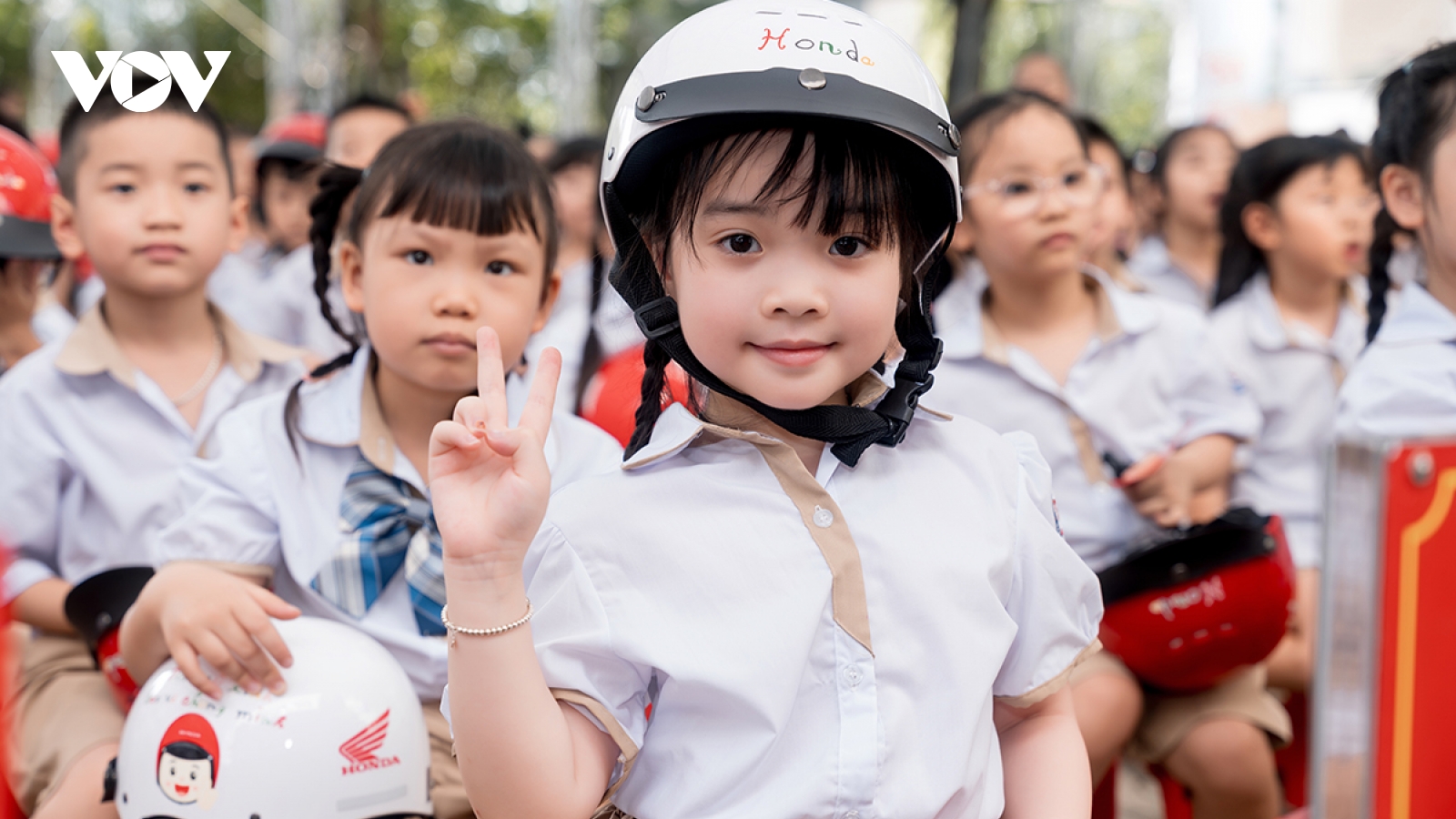 Học sinh lớp Một miền Trung nhận mũ bảo hiểm đạt chuẩn từ Honda Việt Nam