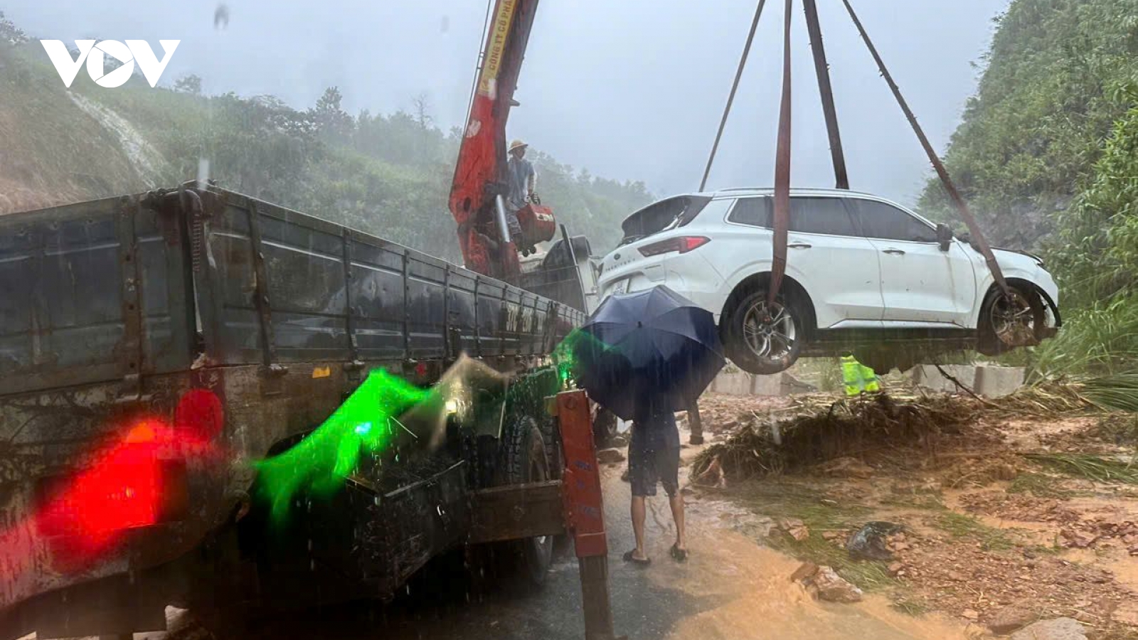 Mưa lớn gây ngập diện rộng ở Huế, hàng trăm hộ dân được di dời khẩn cấp