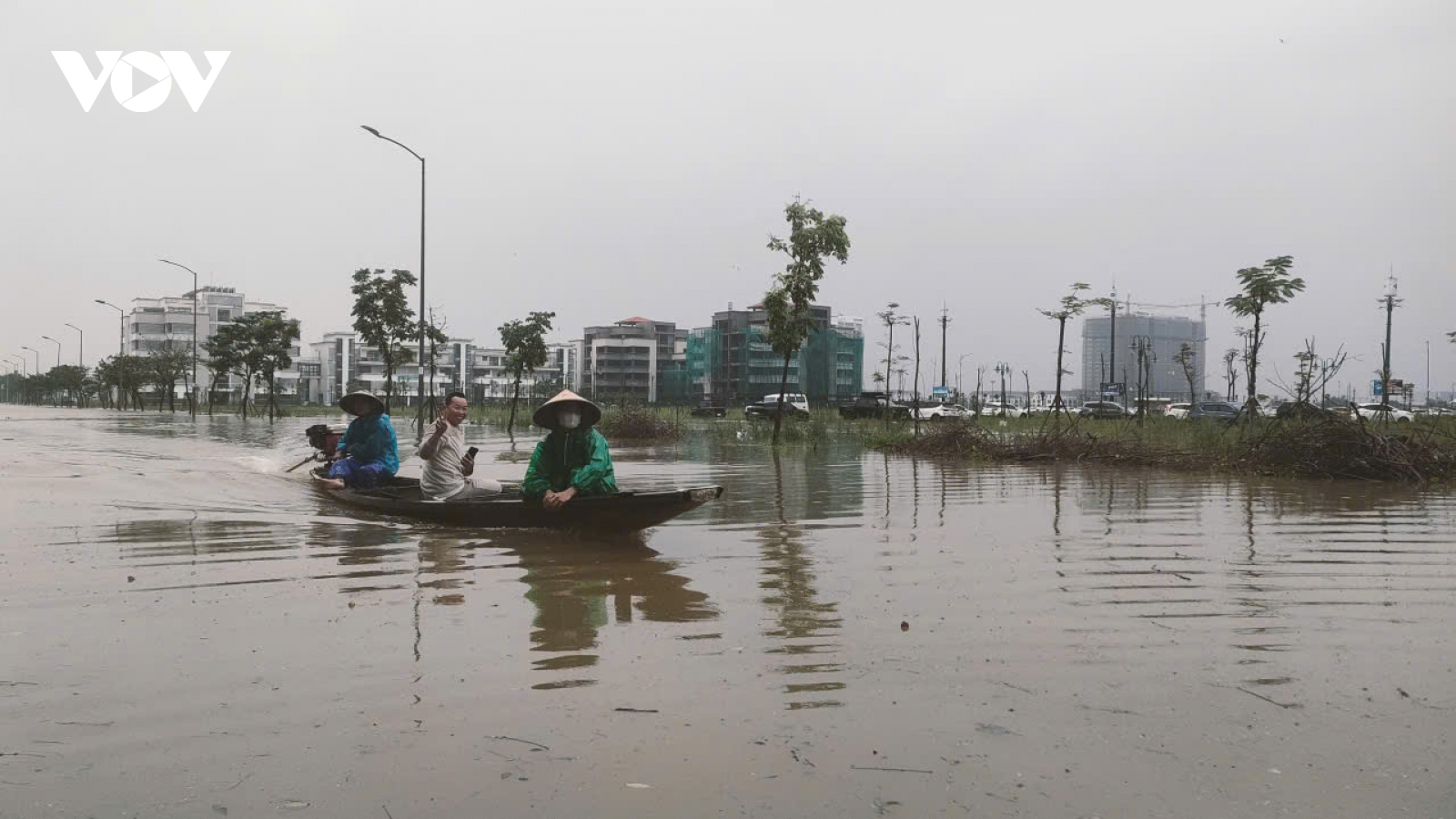Nước lũ bủa vây, nhiều khu vực ở TP Huế bị chia cắt