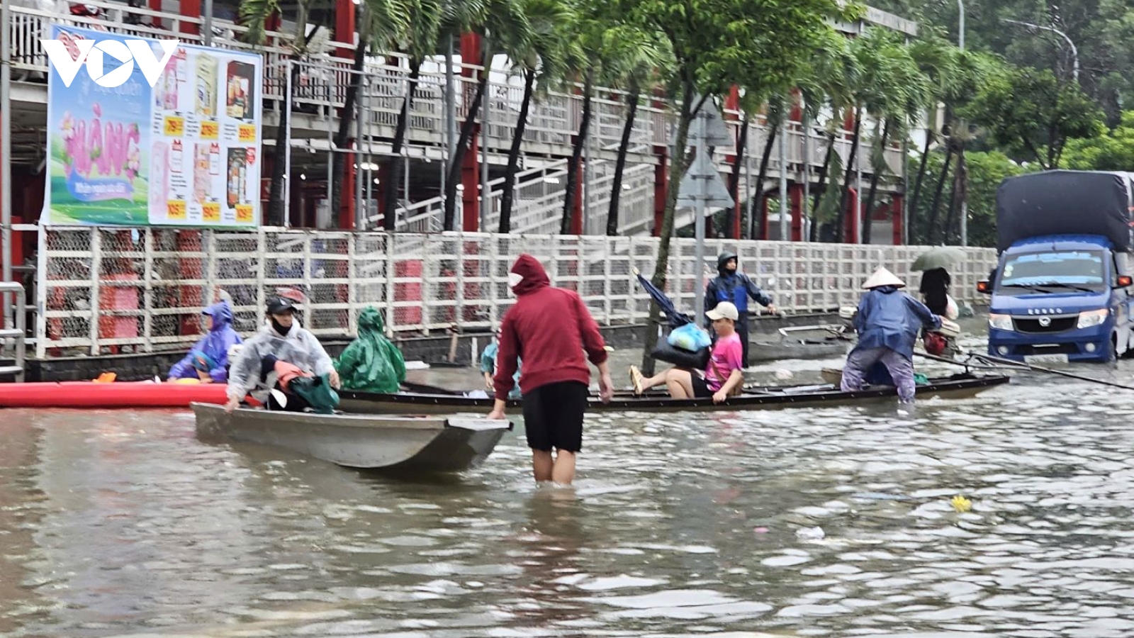 Mưa lũ ở Huế diễn biến phức tạp, các lực lượng nỗ lực giúp dân ứng phó