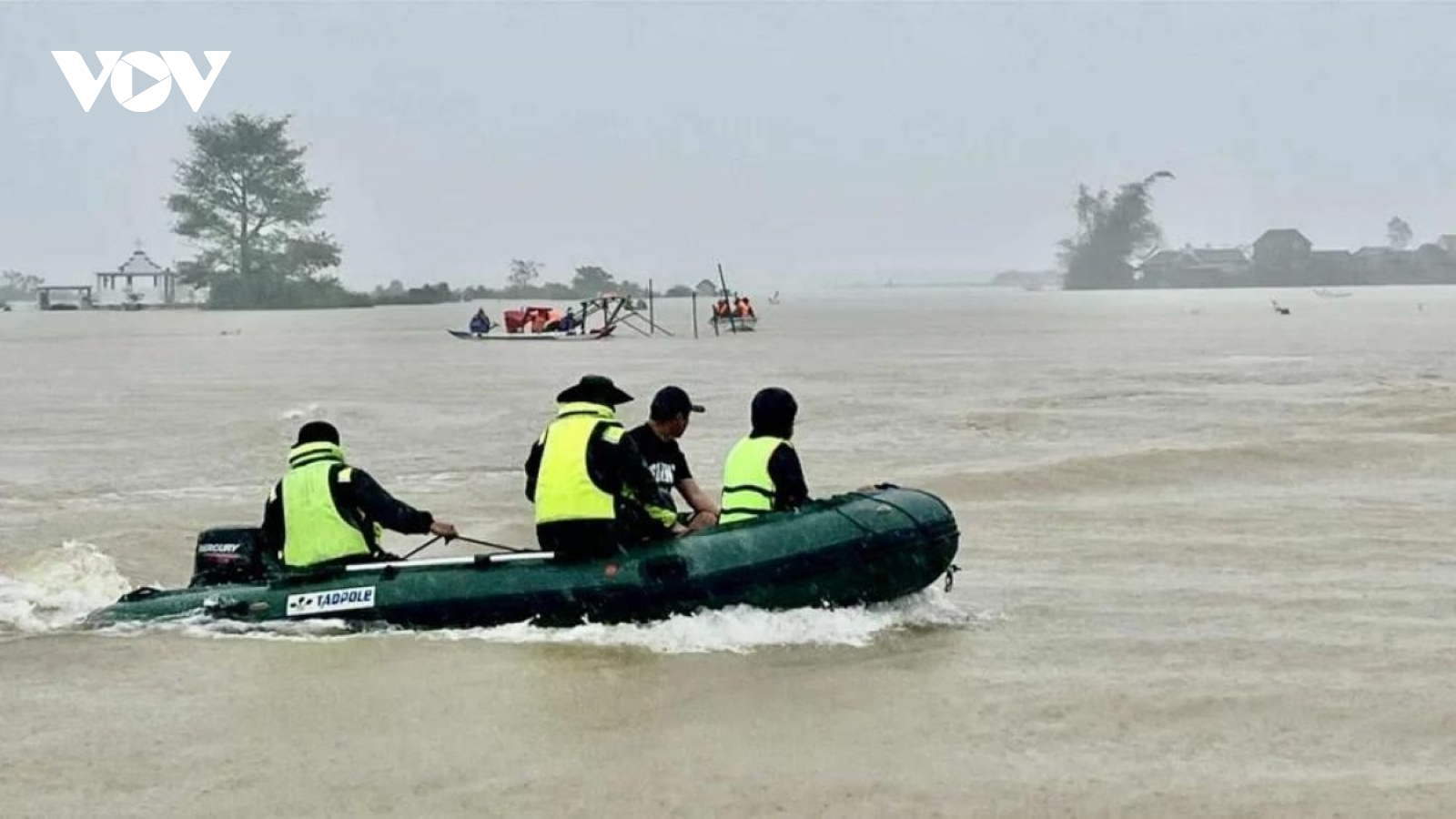 Tìm kiếm 3 người bị lũ cuốn mất tích ở Huế