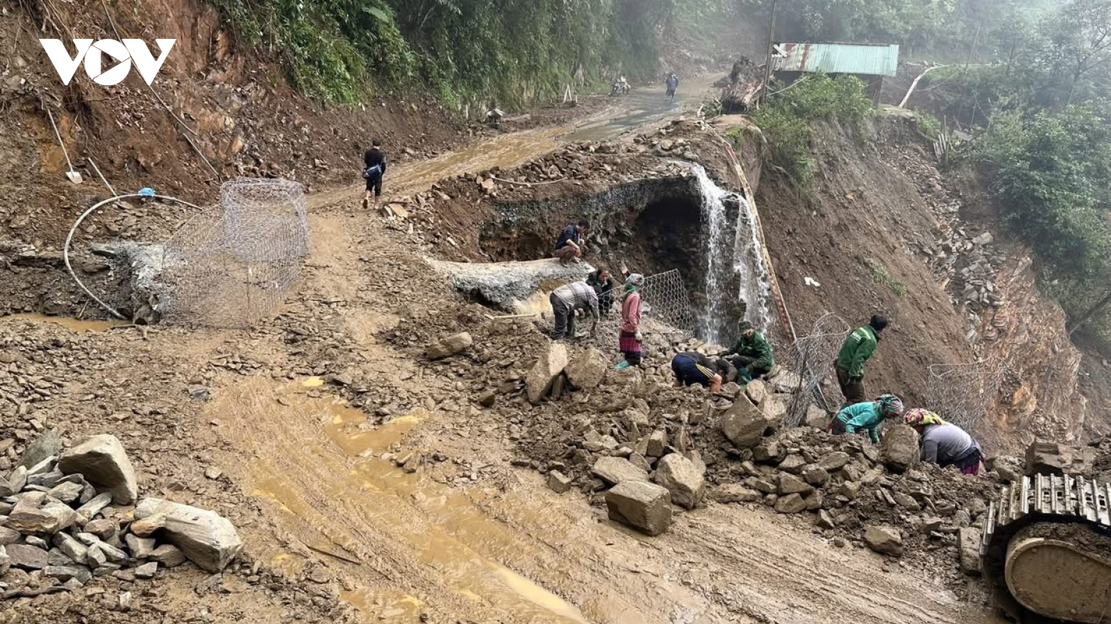 Hướng dẫn di chuyển qua đèo Khau Phạ (Lào Cai) sau khắc phục sạt lở lớn
