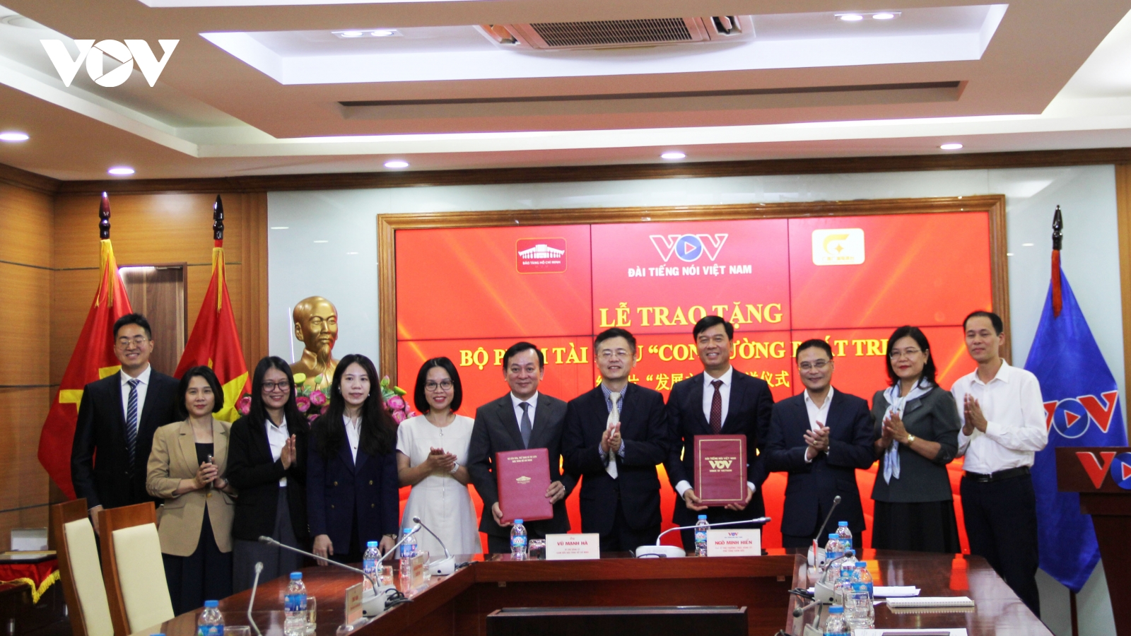 VOV trao tặng bộ phim tài liệu “Con đường phát triển” cho Bảo tàng Hồ Chí Minh