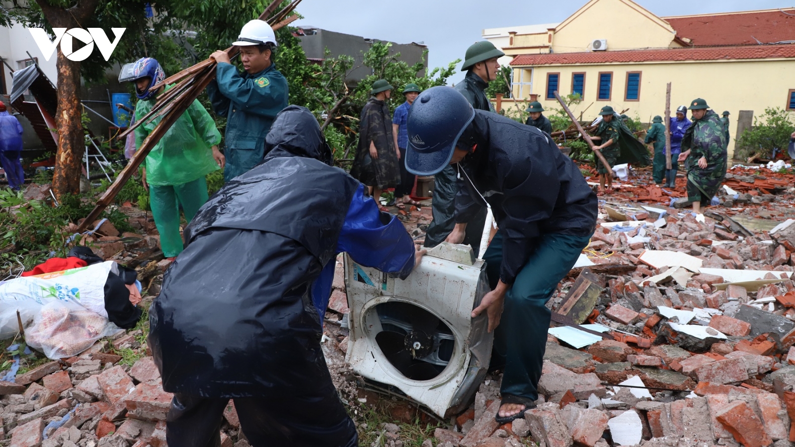 Ninh Bình khẩn trương khắc phục hậu quả giông lốc do bão số 10