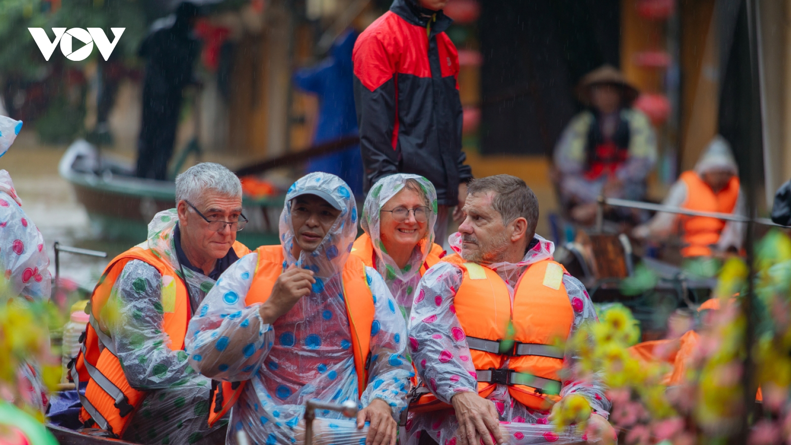 Tấp nập ghe đưa khách qua lại phố cổ Hội An