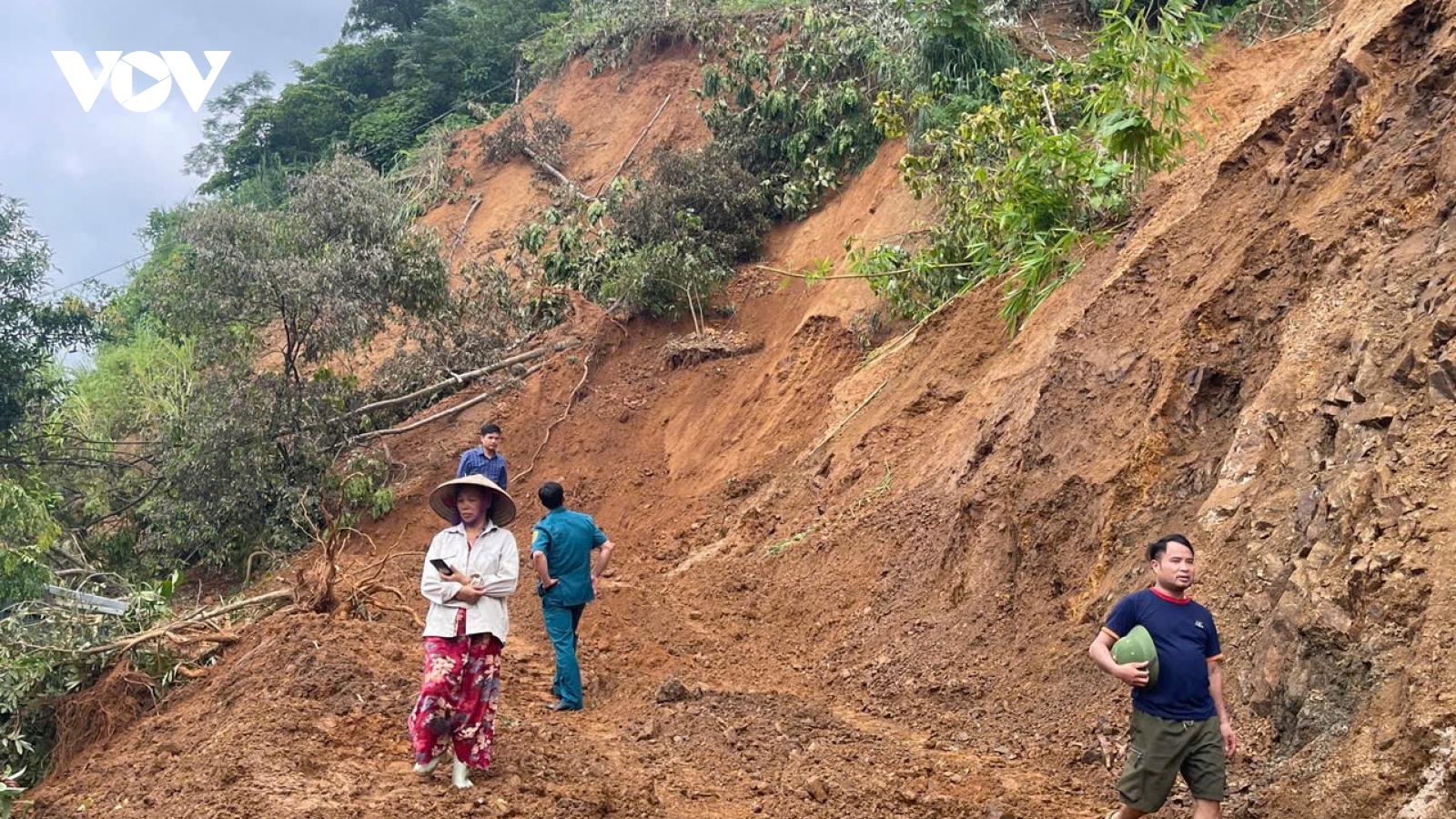 Nứt gãy sườn đồi tại Bảo Hà (Lào Cai), 10 hộ dân phải di dời khẩn cấp
