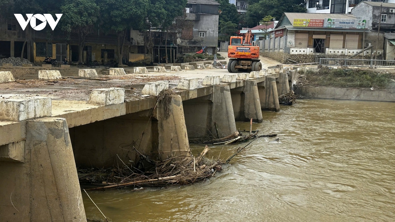 Cao Bằng tháo dỡ ngầm tràn gây cản trở dòng chảy, ứ đọng rác thải