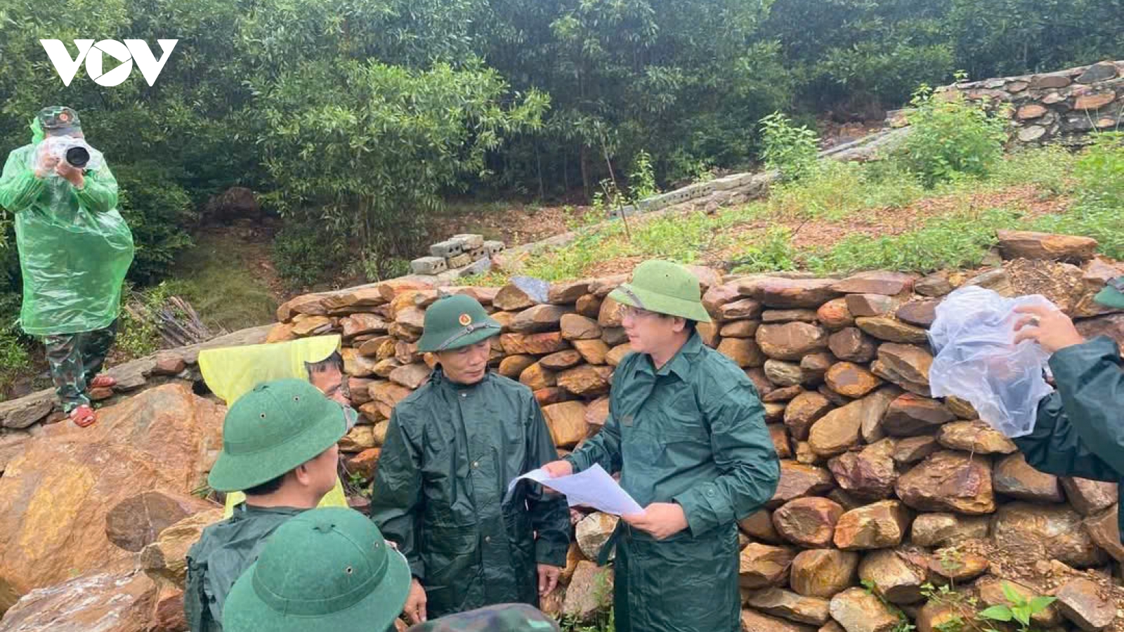 Phó Tư lệnh Quân khu 5 kiểm tra khu vực sạt lở tại Nghĩa trang Hòa Sơn (Đà Nẵng)