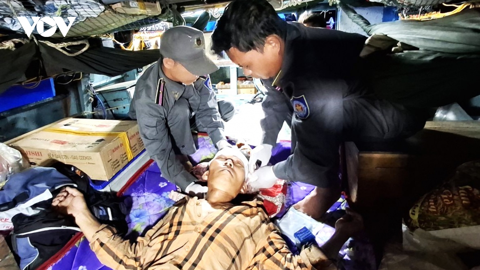 Tàu Kiểm ngư cứu kịp thời cấp ngư dân bị nạn tại vùng biển giáp ranh Indonesia