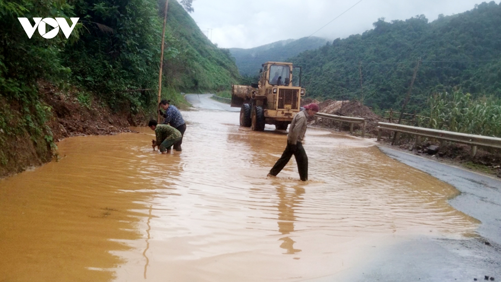 Lai Châu bố trí lực lượng đảm bảo an toàn giao thông tại khu vực sạt lở