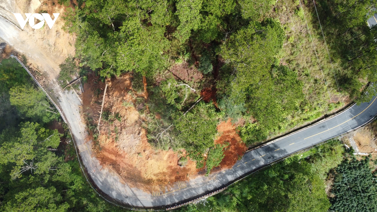 Lâm Đồng phong tỏa đèo D’ran, nguy cơ 60.000 m³ đất đá tiếp tục sạt lở