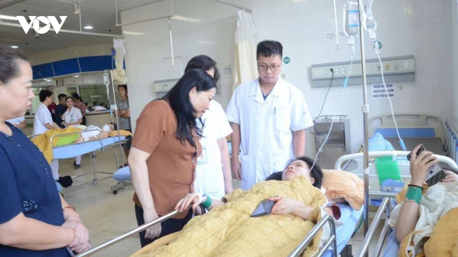 Lãnh đạo tỉnh Lào Cai kịp thời thăm hỏi, động viên các nạn nhân vụ tai nạn ở xã Việt Hồng