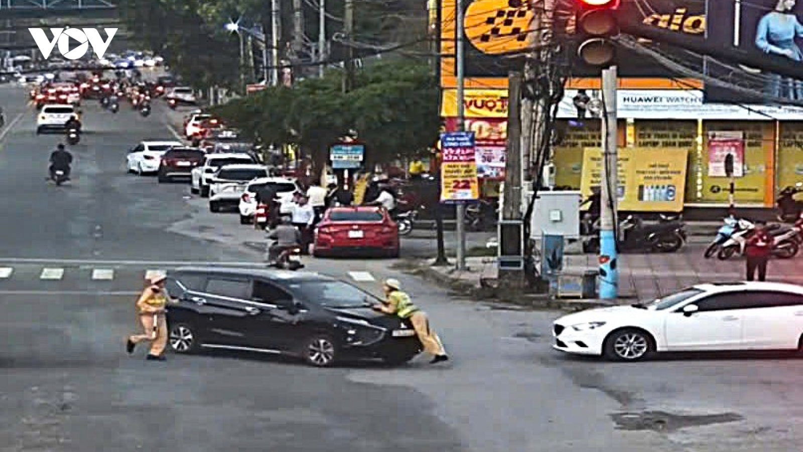 Tạm giữ hình sự đối tượng lao xe ô tô vào thiếu tá công an ở Nghệ An