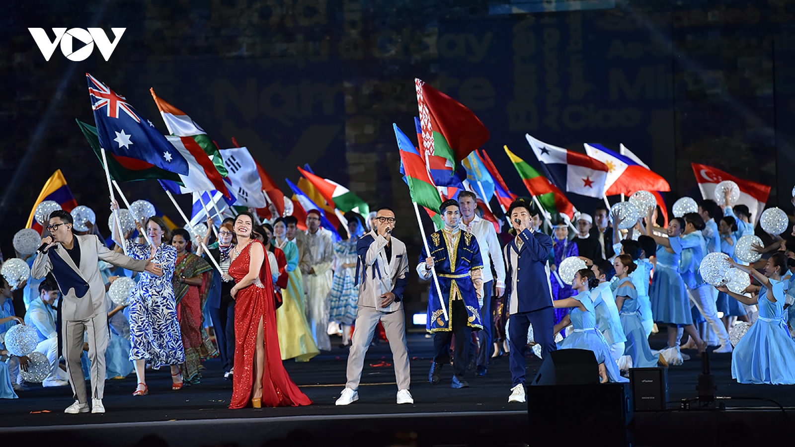 Rực rỡ sắc màu đêm khai mạc Lễ hội Văn hóa Thế giới Hà Nội lần thứ nhất