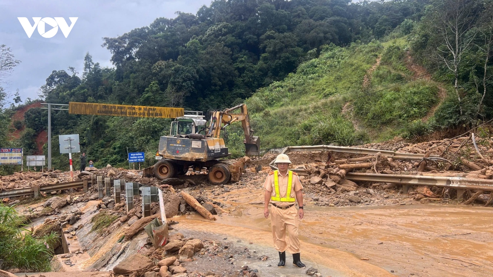 Sạt lở liên tiếp trên đèo Lò Xo, đường Hồ Chí Minh, một xe múc bị mắc kẹt