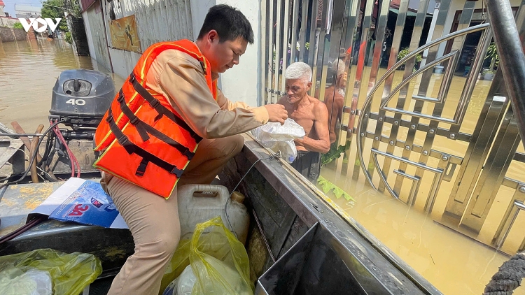 Cứu trợ hơn 300 hộ dân thôn Yên Phú, xã Đa Phúc bị chia cắt bởi nước lũ sông Cà Lồ