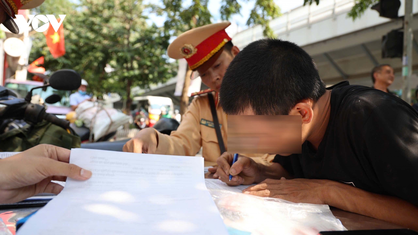 Chỉ hơn 2 giờ kiểm tra, Hà Nội phát hiện 134 trường hợp “ma men” sau tay lái