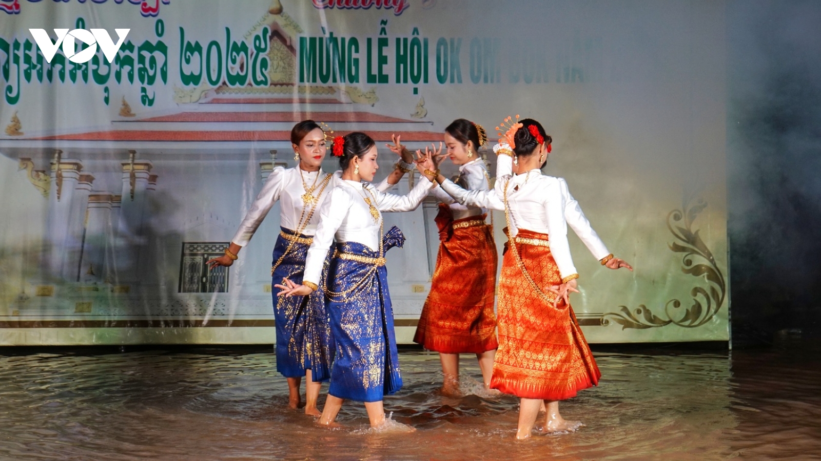 Sôi nổi Lễ hội Ok Om Bok mùa nước nổi ở tỉnh Vĩnh Long