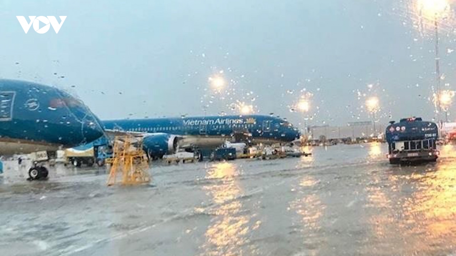 Hàng chục chuyến bay đến Huế, Đà Nẵng bị ảnh hưởng bởi bão số 12