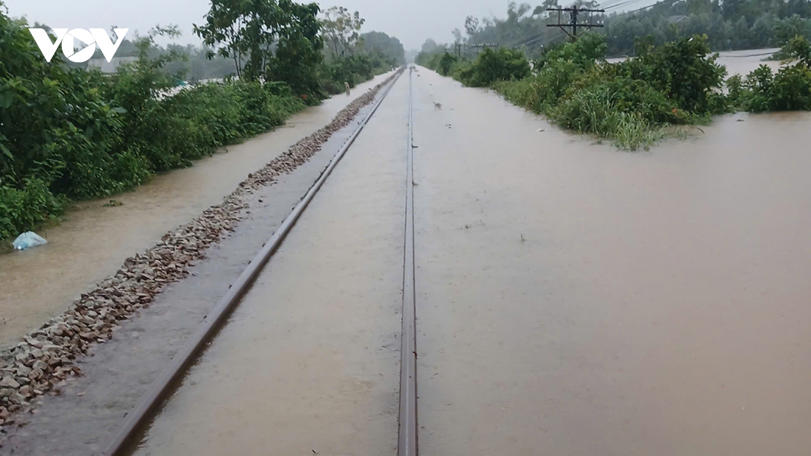 Tạm dừng một số đôi tàu đường sắt do mưa lũ miền Trung