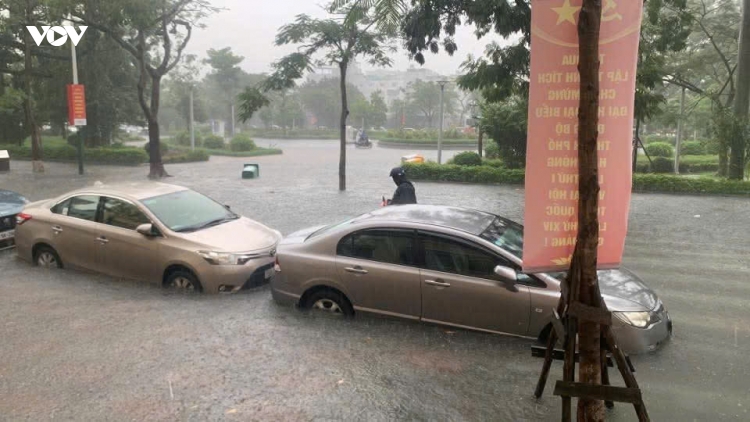 Mưa lớn kết hợp triều cường, nhiều tuyến phố trung tâm Hải Phòng ngập sâu