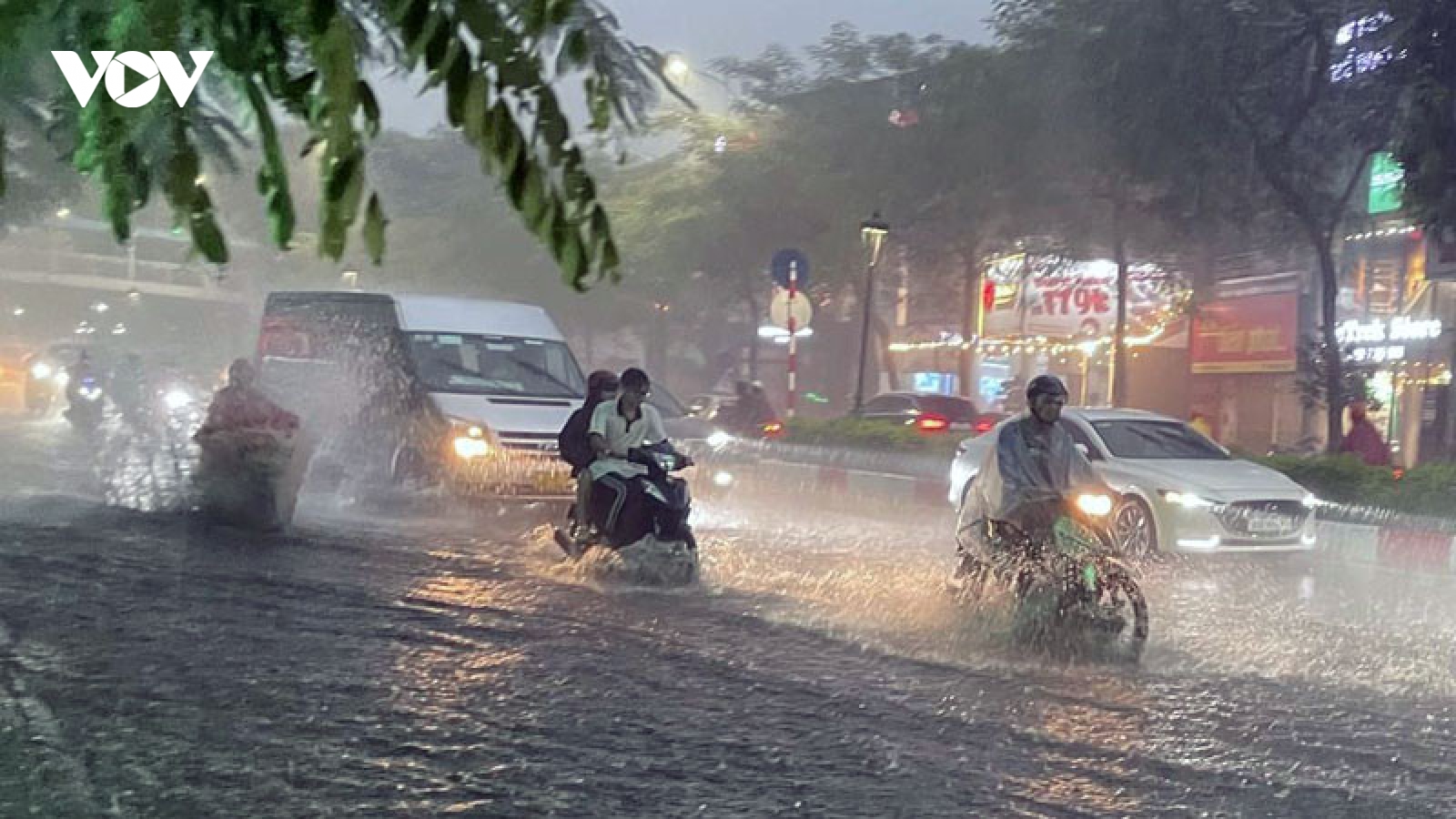 Cảnh báo mưa lớn, lốc, sét và gió giật mạnh tại Đông Bắc Bộ và khu vực Thanh Hóa