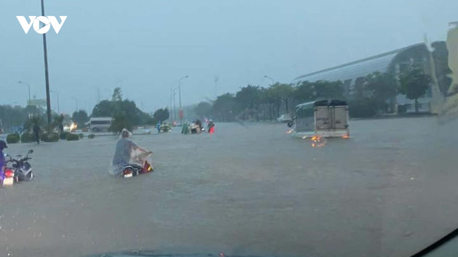 Hà Nội mưa trắng trời, nhiều tuyến phố ngập trong biển nước