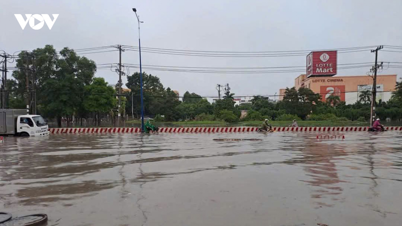 Chỉ mặt đặt tên 4 điểm ngập trên Quốc lộ 13 và giải pháp chống ngập
