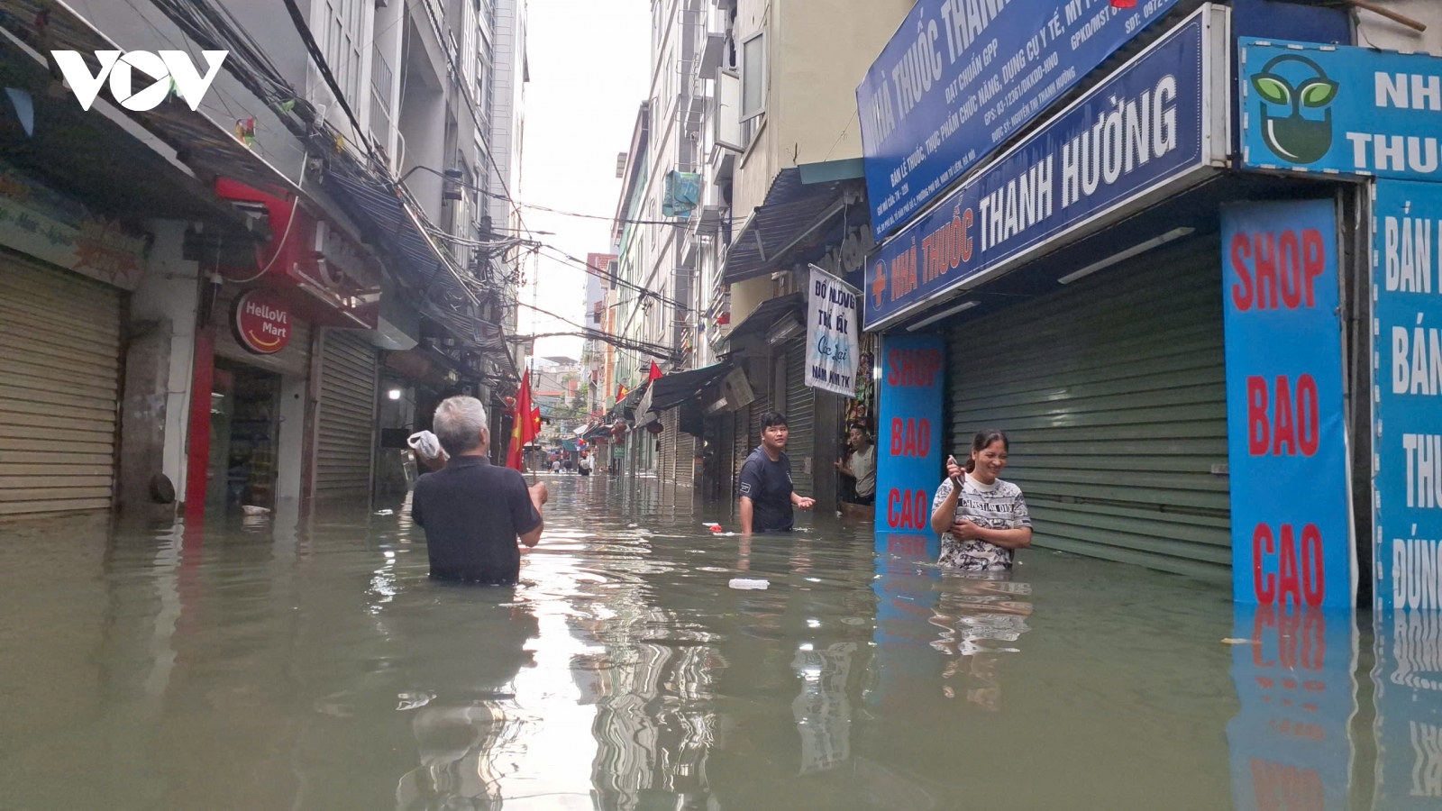 Nhiều hộ dân Phú Đô (Hà Nội) bị cô lập, chờ cứu trợ giữa biển nước dù hết mưa