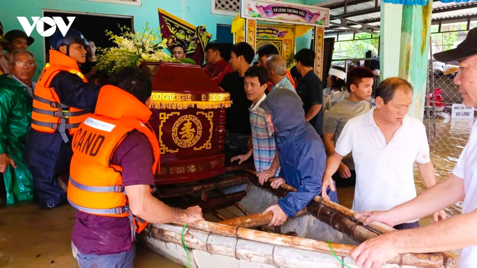 Mưa lũ lịch sử, cướp đi nhiều sinh mạng và tài sản người dân miền Trung-Tây Nguyên