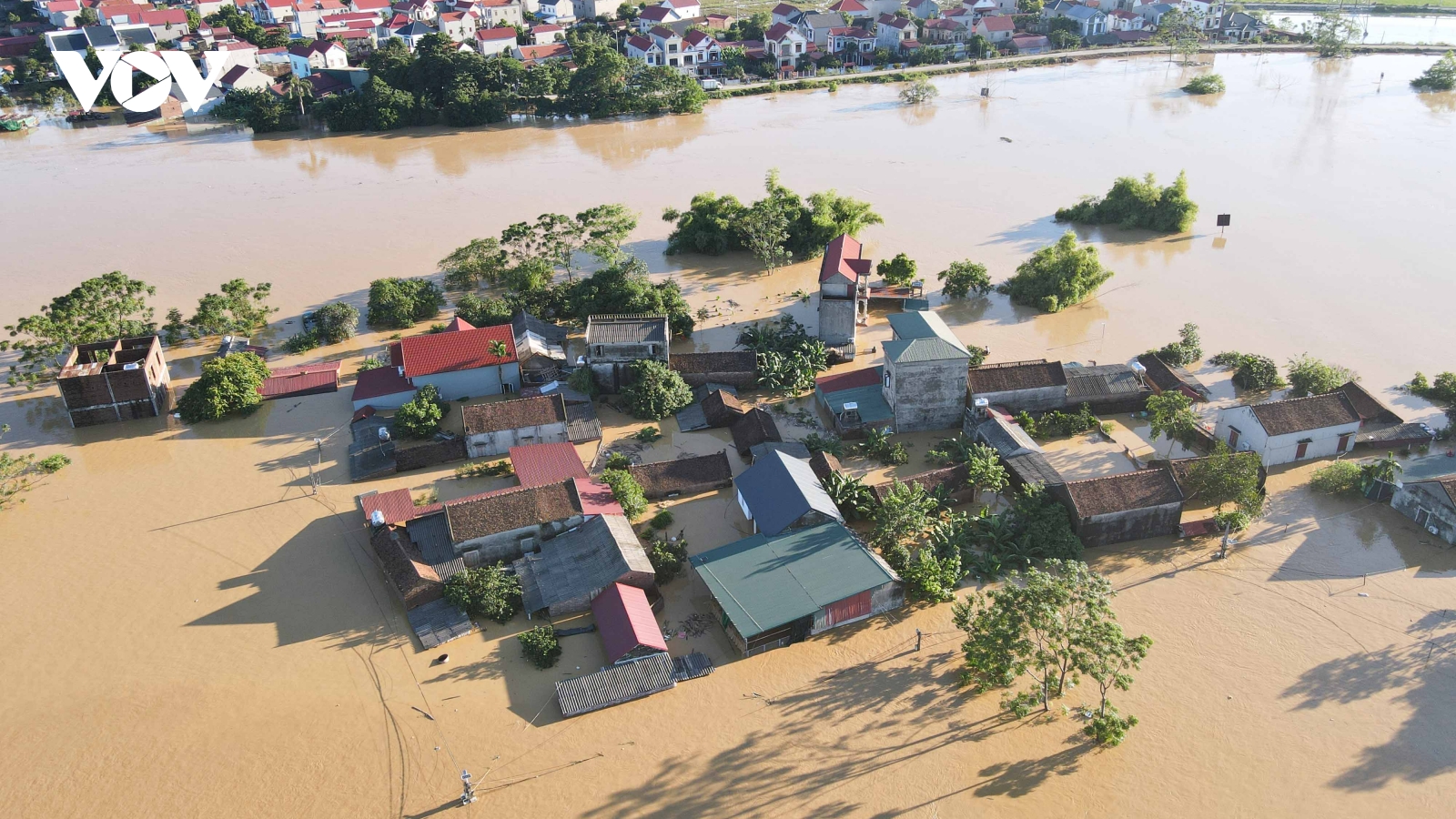 Lũ sông Cầu dâng cao, nhiều ngôi nhà ở Bắc Ninh chìm trong biển nước lũ
