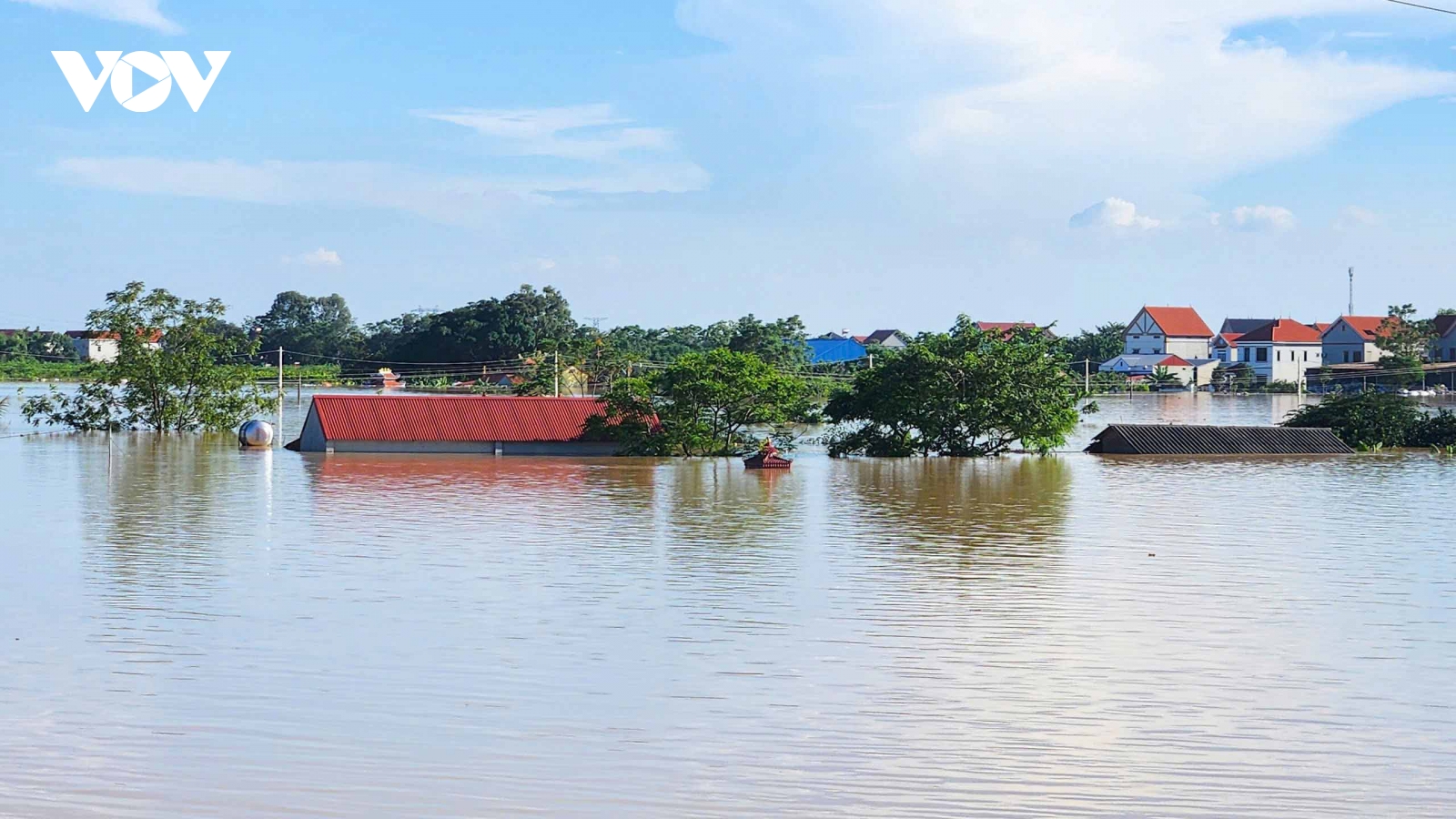 Nước sông Cầu dâng cao, nhiều ngôi nhà ở Bắc Ninh vẫn chìm trong biển nước lũ
