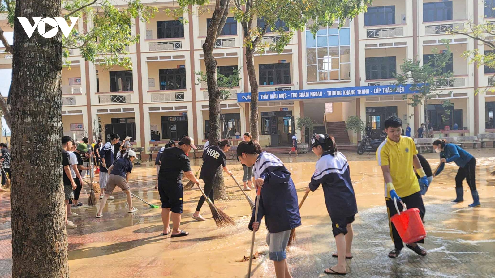 Học sinh vùng lũ ở Bắc Ninh trở lại trường