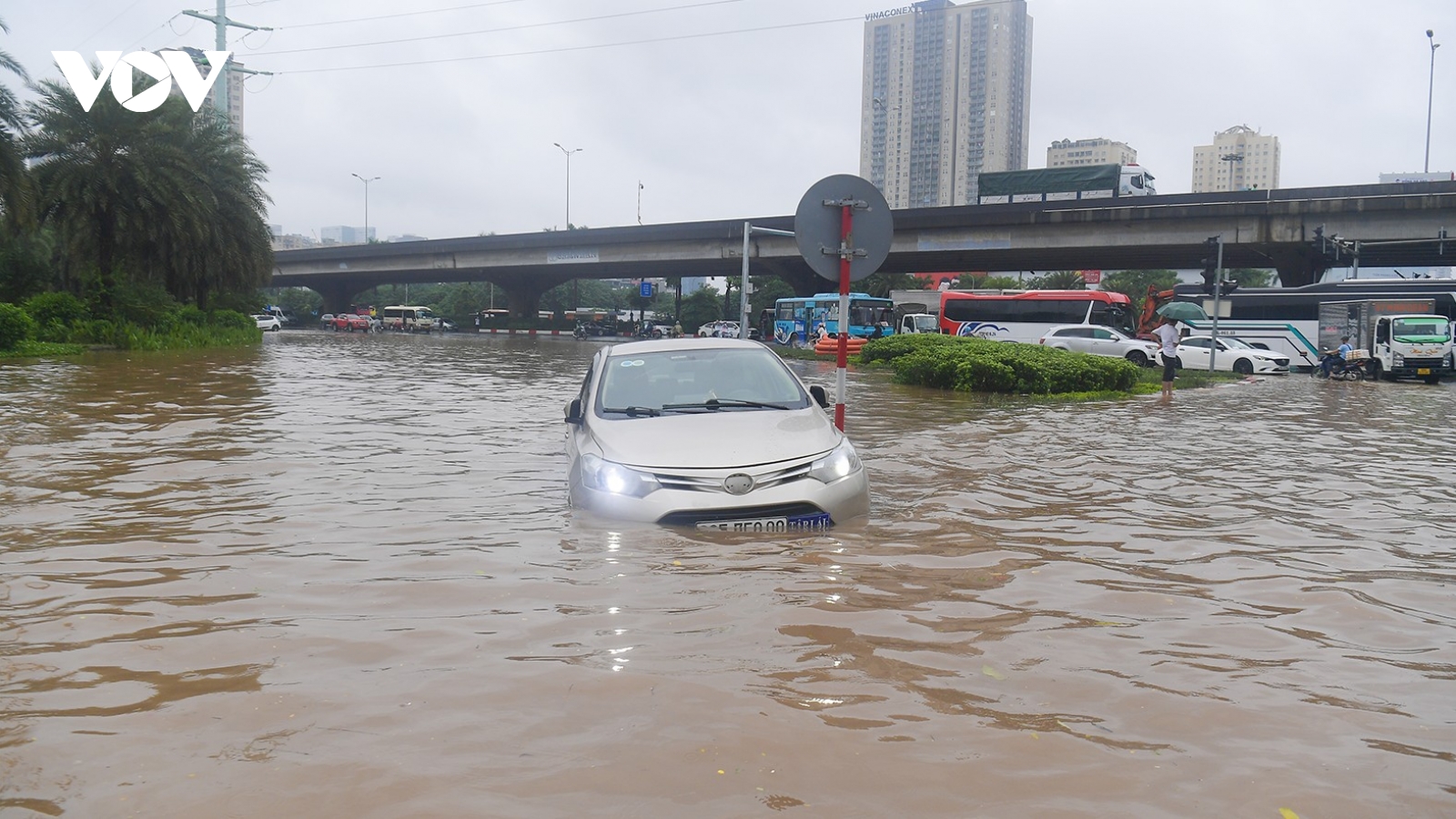 Hàng loạt ô tô “chết đuối”, người dân bì bõm lội nước di chuyển
