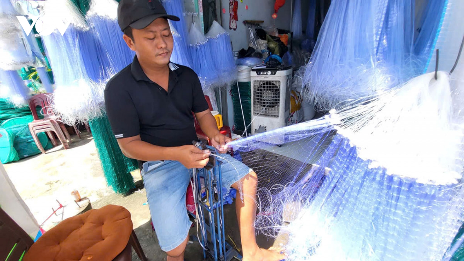 Chuyện về chiếc máy dập chì ở Làng đan lưới Thơm Rơm