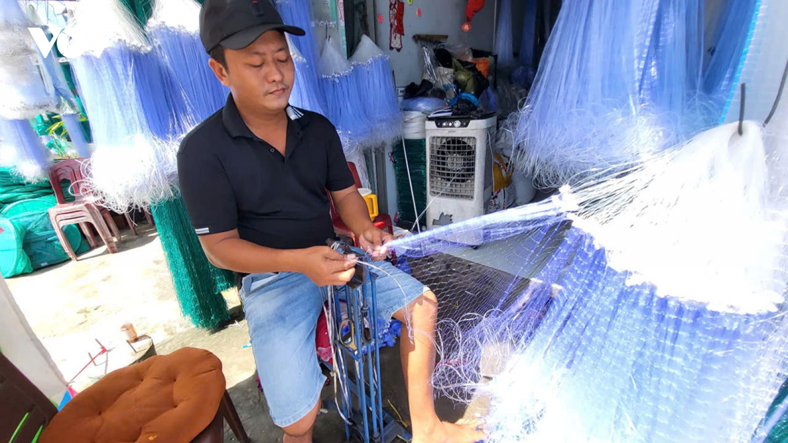 Chuyện về chiếc máy dập chì ở Làng đan lưới Thơm Rơm