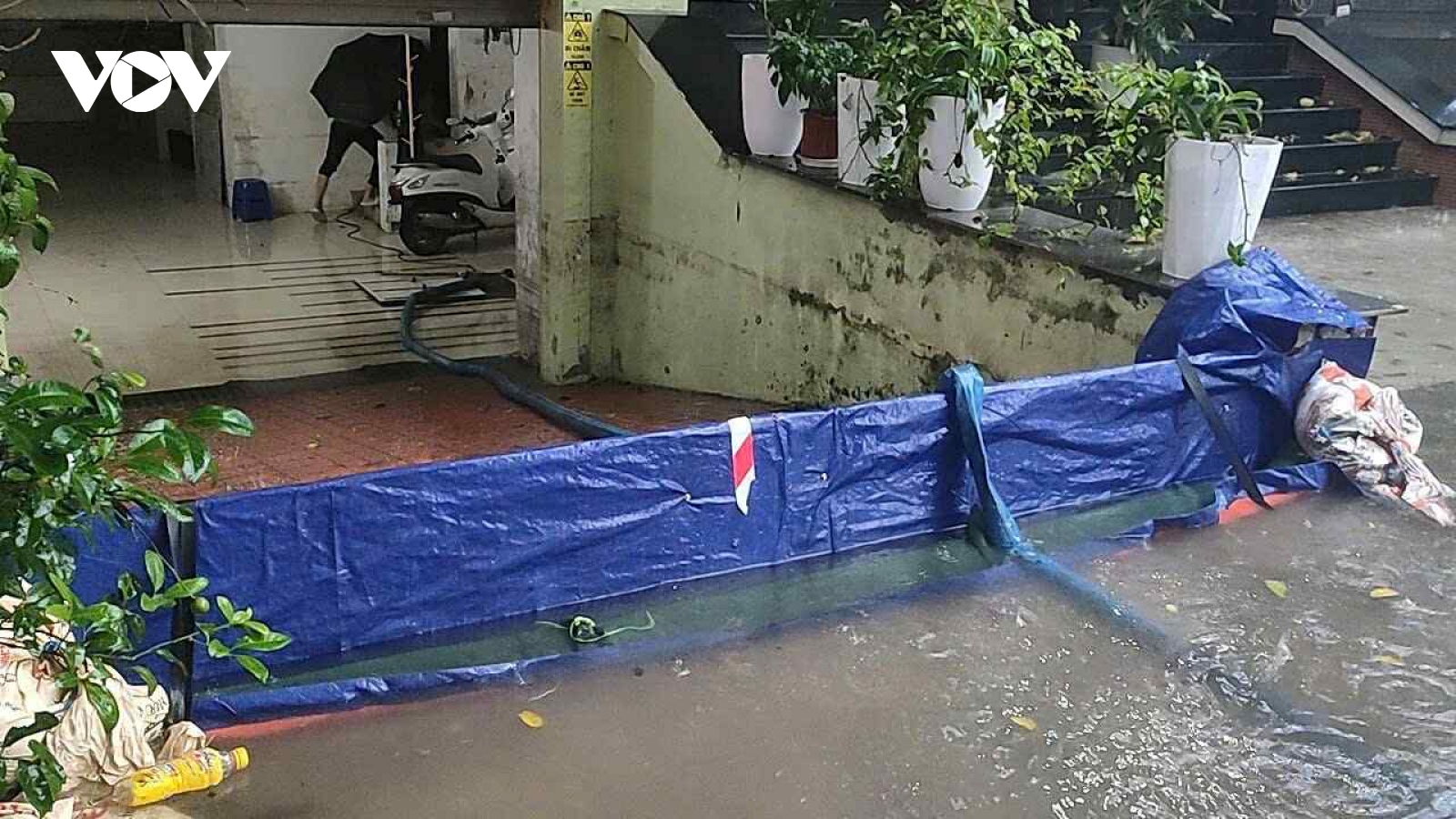 Hà Nội ngập sâu, người dân dựng rào bao cát, bê tông chống nước vào nhà