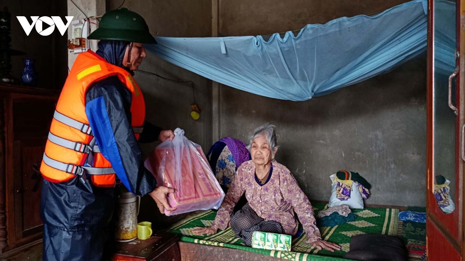 Di dời người già, trẻ nhỏ vùng ngập lụt đến nơi an toàn ở thành phố Huế