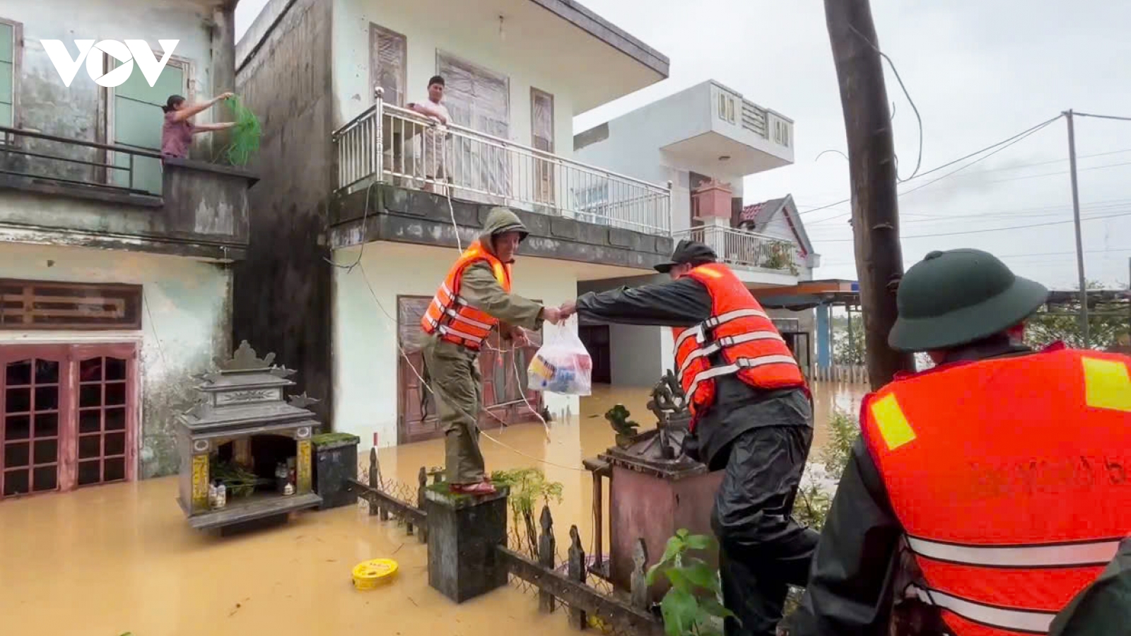Ấm tình quân - dân giữa tâm lũ Hòa Tiến, Đà Nẵng